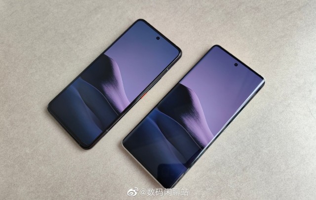 vivo X60 (left) and X60 Pro (right)