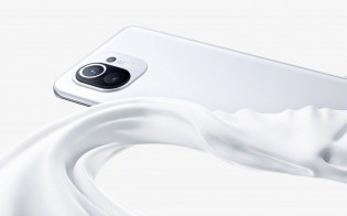 Xiaomi Mi 11 in White and Black