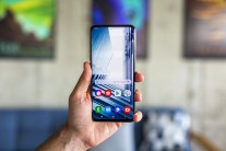 Samsung Galaxy A80: neat on the front