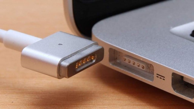 MagSafe 2 connector and port (credit: Snapnator)