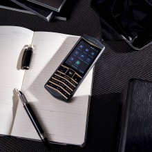 The Caviar Origin looks like a classic Vertu phone, but runs Android