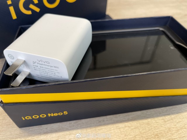 vivo iQOO Neo5 box and charger