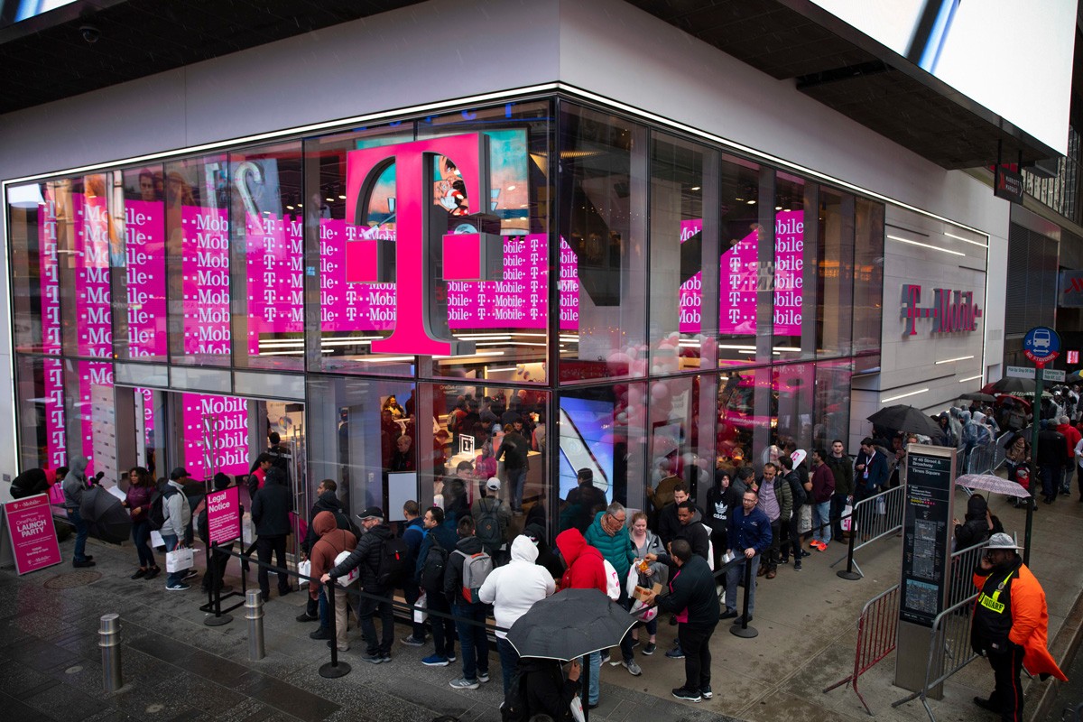 T-Mobile flagship store in Time Square as customers lined up for the OnePlus 7 Pro launch event (2019)