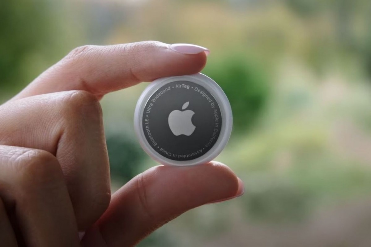 A Apple AirTag finalmente chega por US $ 29, usa banda ultralarga e faz Emoji