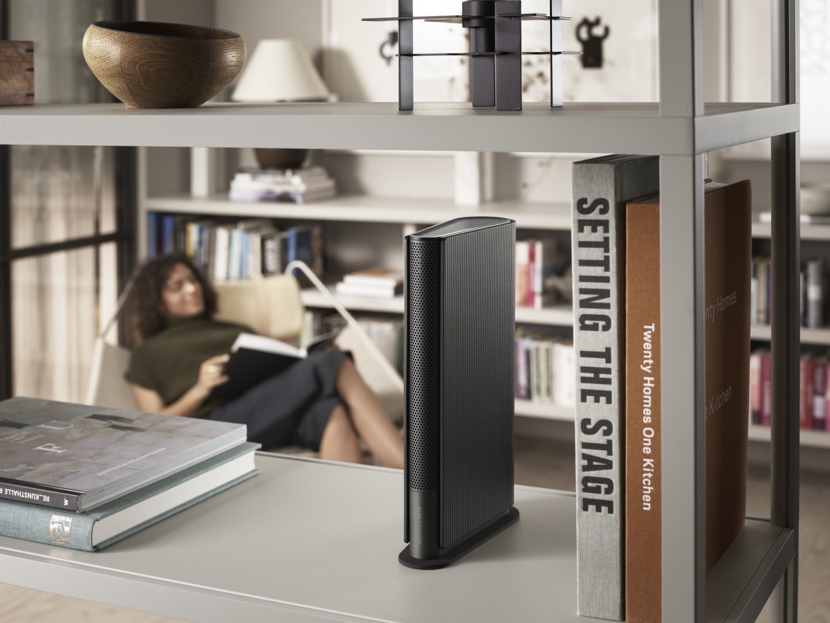 Firma Bang & Olufsen ogłosiła wprowadzenie głośnika Beosound Emerge, który działa na bezprzewodowej półce na książki