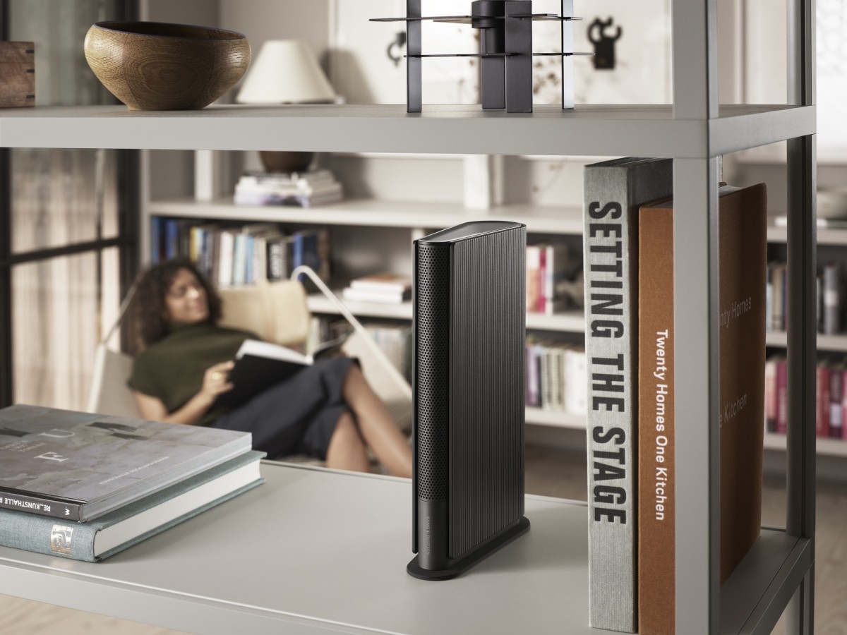 Bang & Olufsen anuncia el altavoz inalámbrico para librerías Peace Sound Emerge