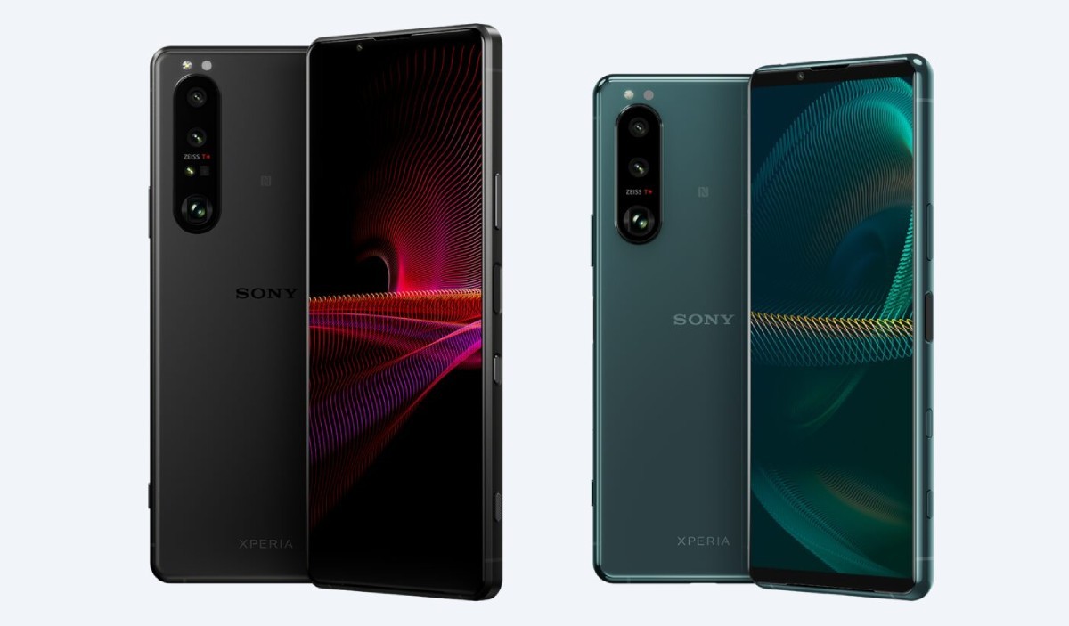  Sony Xperia 1 III (left) 