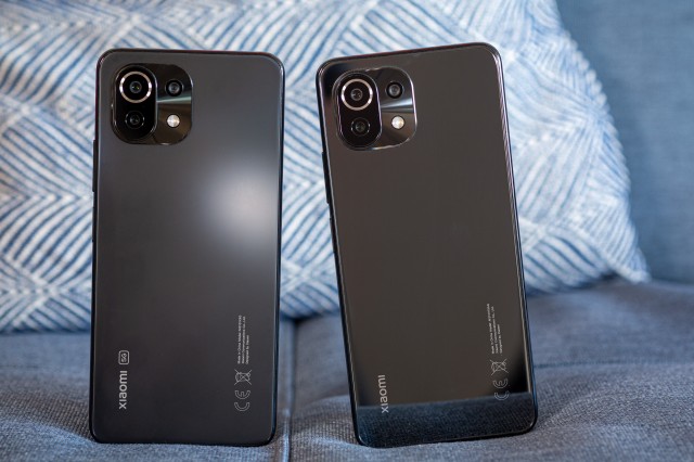 Mi 11 Lite 5G (right) next to Mi 11 Lite 4G (left)