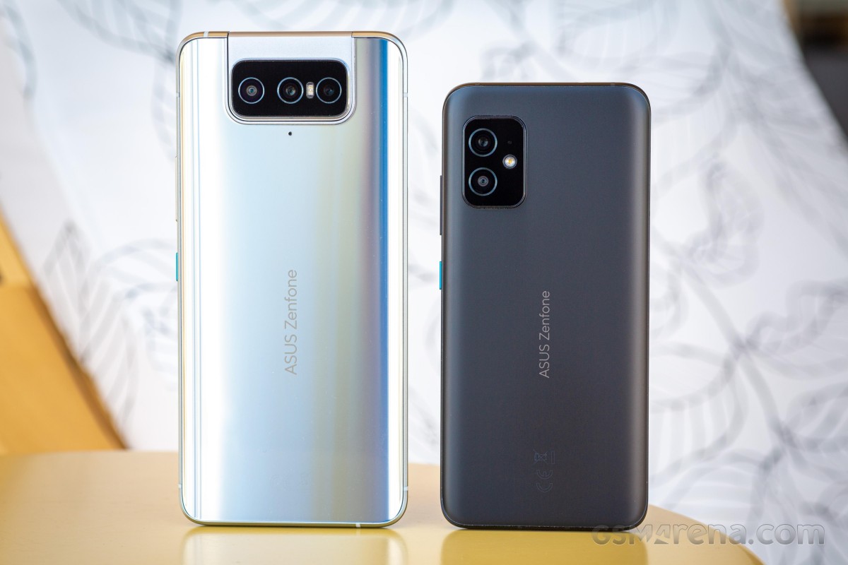 Asus Zenfone 8 Flip (left) with Zenfone 8 (right)