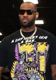 LeBron James usando Beats Studio Buds