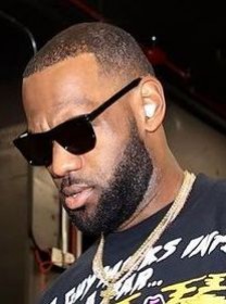 LeBron James usando Beats Studio Buds