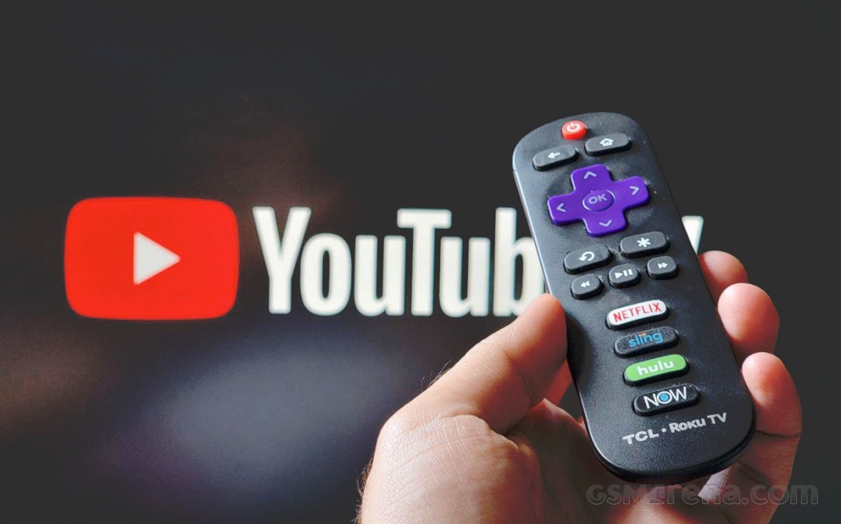 Logotipo do YouTube TV na tela com um controle remoto Roku TV