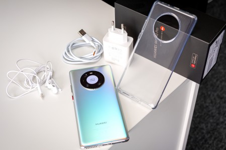 Huawei Mate 40 Pro và bộ sạc nhanh 66W của nó