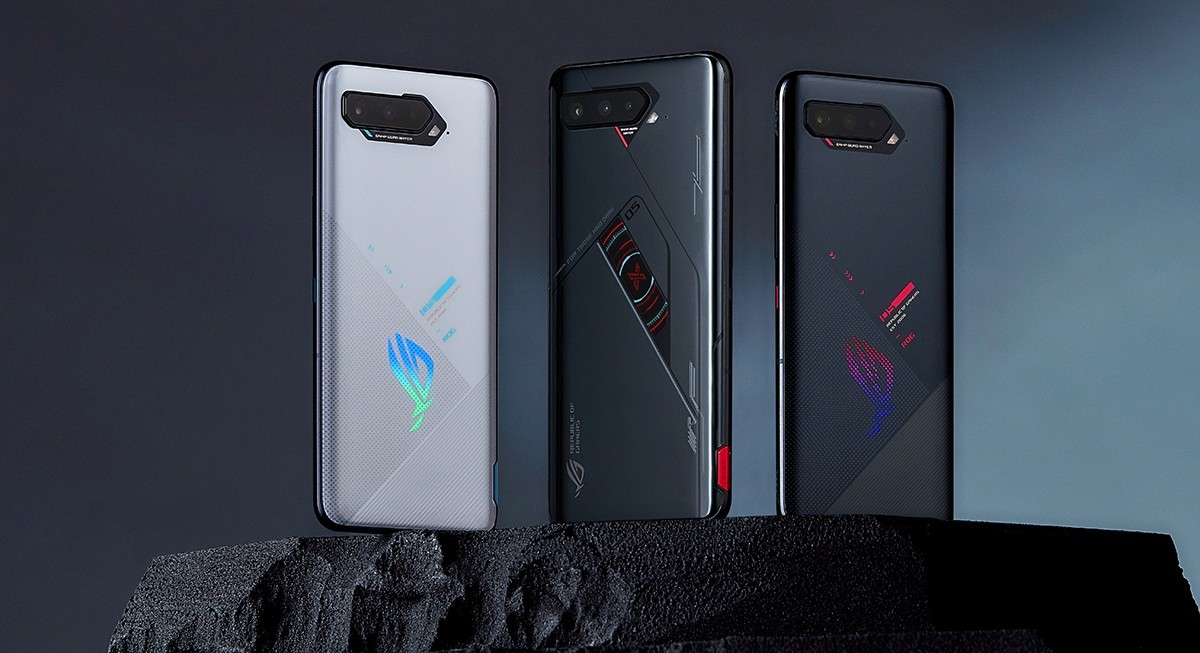 Asus ROG Phone 5s (màu Storm White) và ROG Phone 5s Pro (màu Phantom Black)