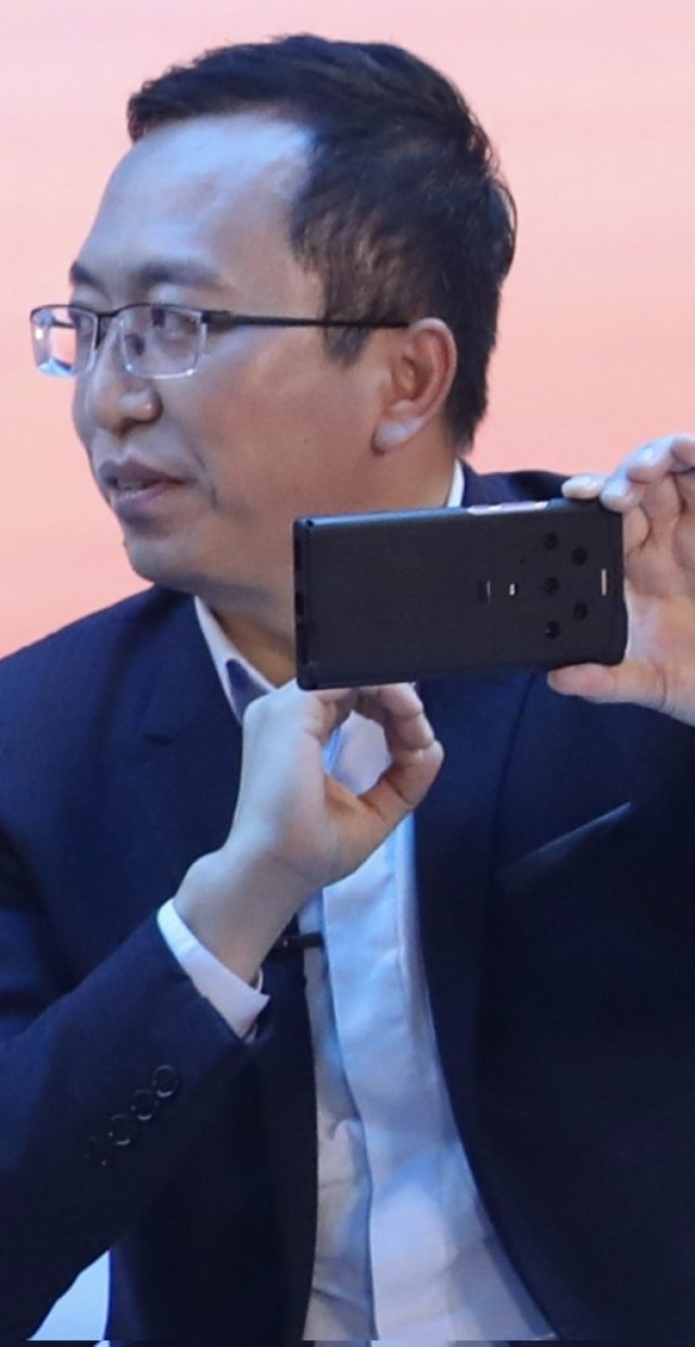 George Zhao, Honor CEO, with the suspected Magic 3 smartphone