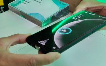 Oppo demonstrates MagVOOC magnetic charging adapters (40W and 20W) and a power bank