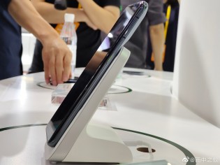 Oppo's 40W MagVOOC charging stand