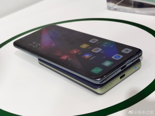 The Oppo MagVOOC power bank