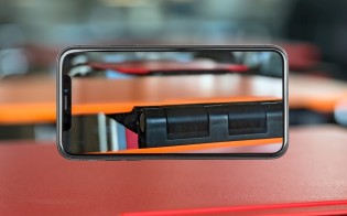 L'écran OLED Super Retina de 5,8 pouces avait un taux de rafraîchissement de 60 Hz mais également un taux d'échantillonnage tactile de 120 Hz