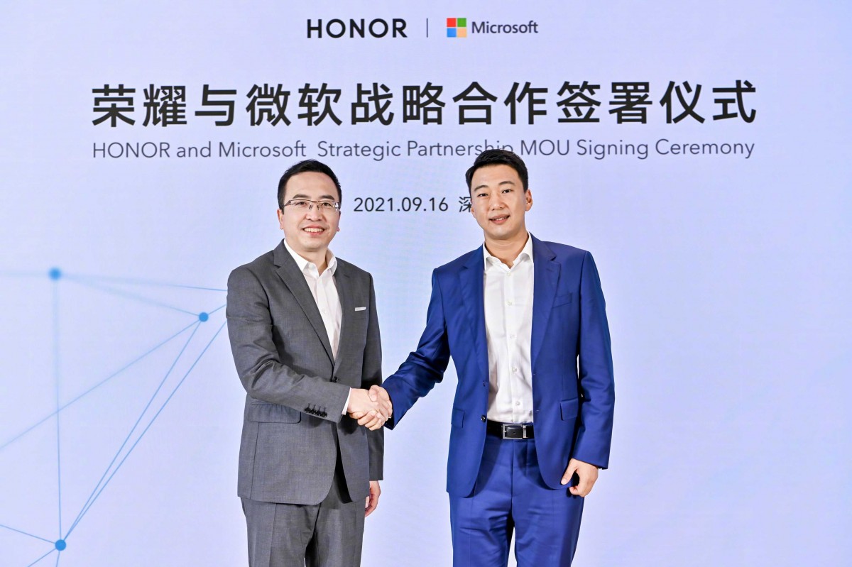 George Zhao, CEO of Honor with Dr. Hou Yang, Chairman and CEO of Microsoft GCR