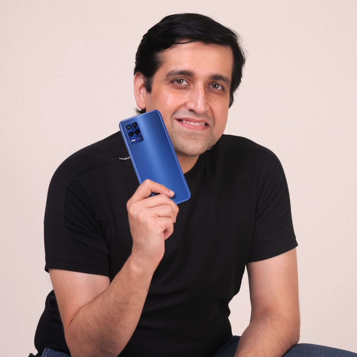 Madhav Sheth avec Realme 8s 5G