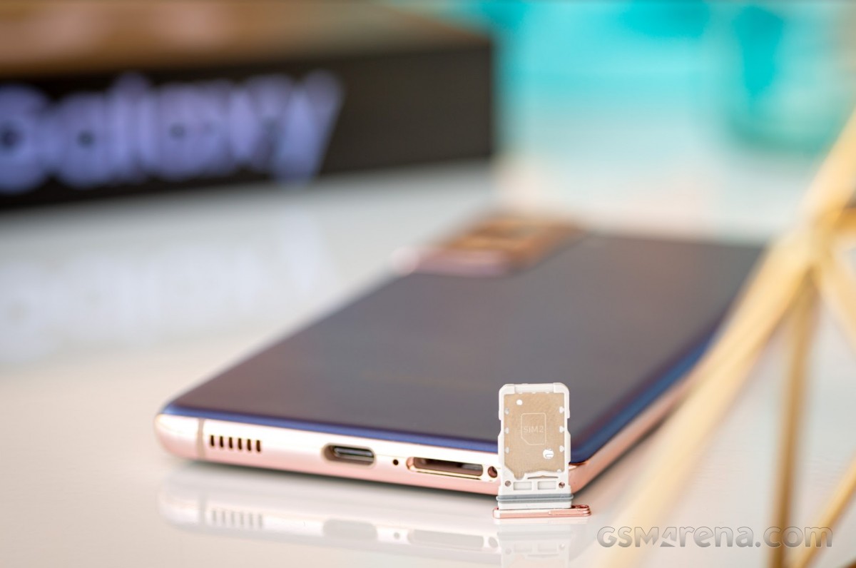 Samsung Galaxy S21 and its dualSIM card tray (EU)