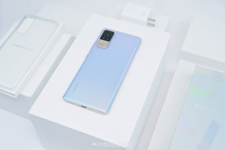 Xiaomi Civi in gradient blue (images: Weibo)