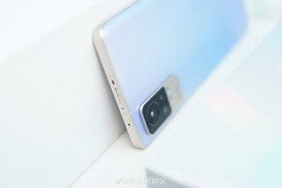 Xiaomi Civi in gradient blue (images: Weibo)