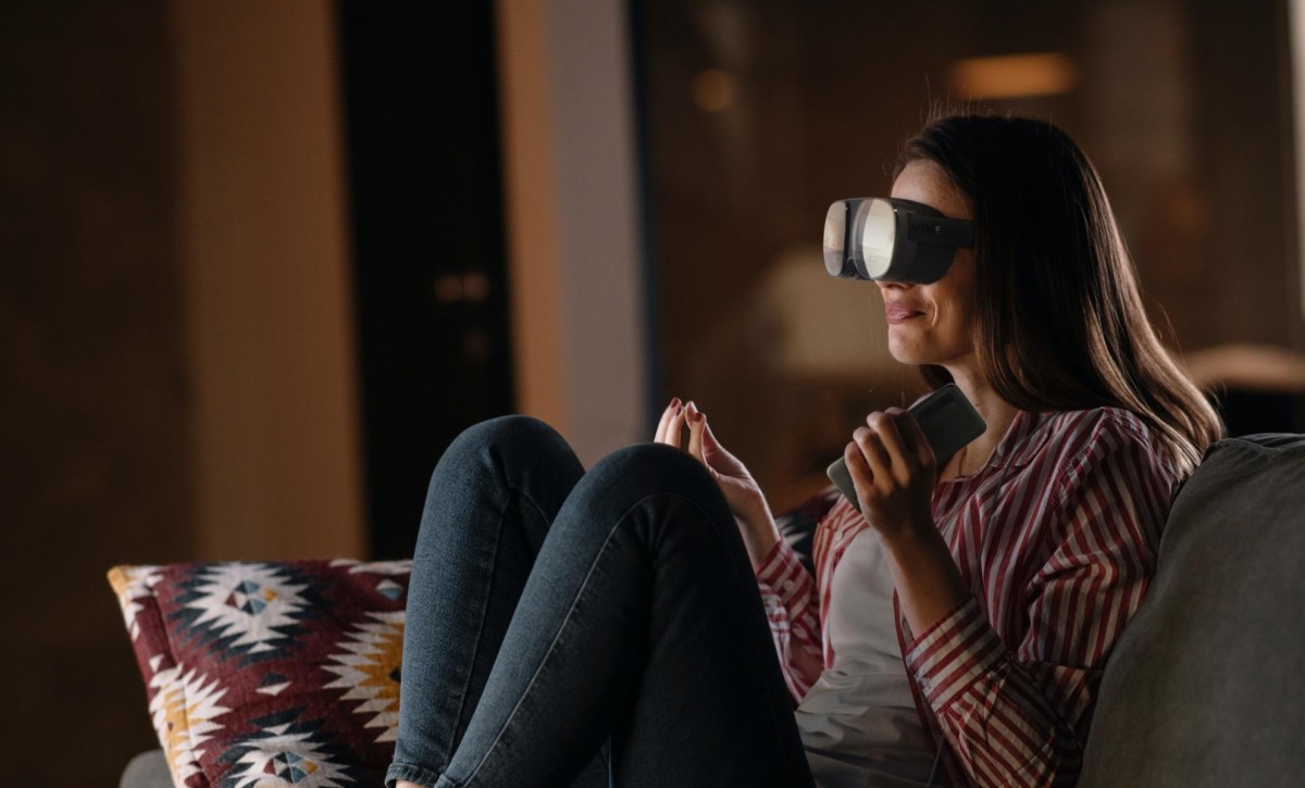 HTC anuncia Vive Flow, un auricular compacto de realidad virtual que se empareja con su teléfono por $ 499