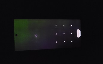 Some early Pixel 6 buyers report screen issues: weird flickering, green tint, a second punch hole