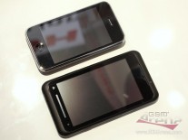 Toshiba TG01 à côté d'un iPhone 3GS