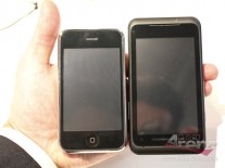 Toshiba TG01 à côté d'un iPhone 3GS