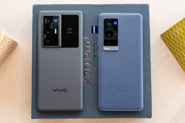 vivo X70 Pro+ (kiri) dan X60 Pro+ (kanan)