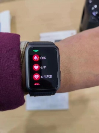 Menus de lecture du pouls et de santé de la Huawei Watch D (images : via Weibo)