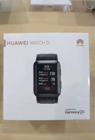 Huawei Watch D box and blood pressure readings (images: via Weibo)