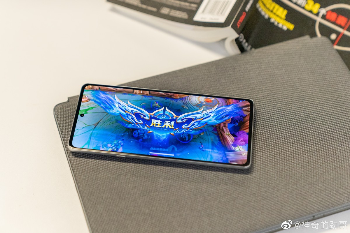 Surfaces d'image en direct du Motorola Moto Edge X30, affichage officiellement détaillé