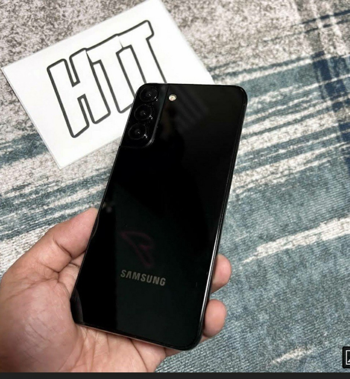 Samsung Galaxy S22 appears in live photos, S22 Ultra gets certified by FCC