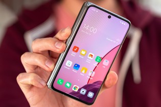 Oppo Find N is easy to use one-handed when closed