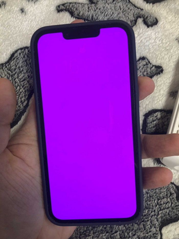 A software bug is causing iPhone 13 displays to turn pink