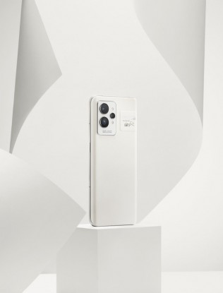 Realme GT 2 Pro en papier blanc et papier vert