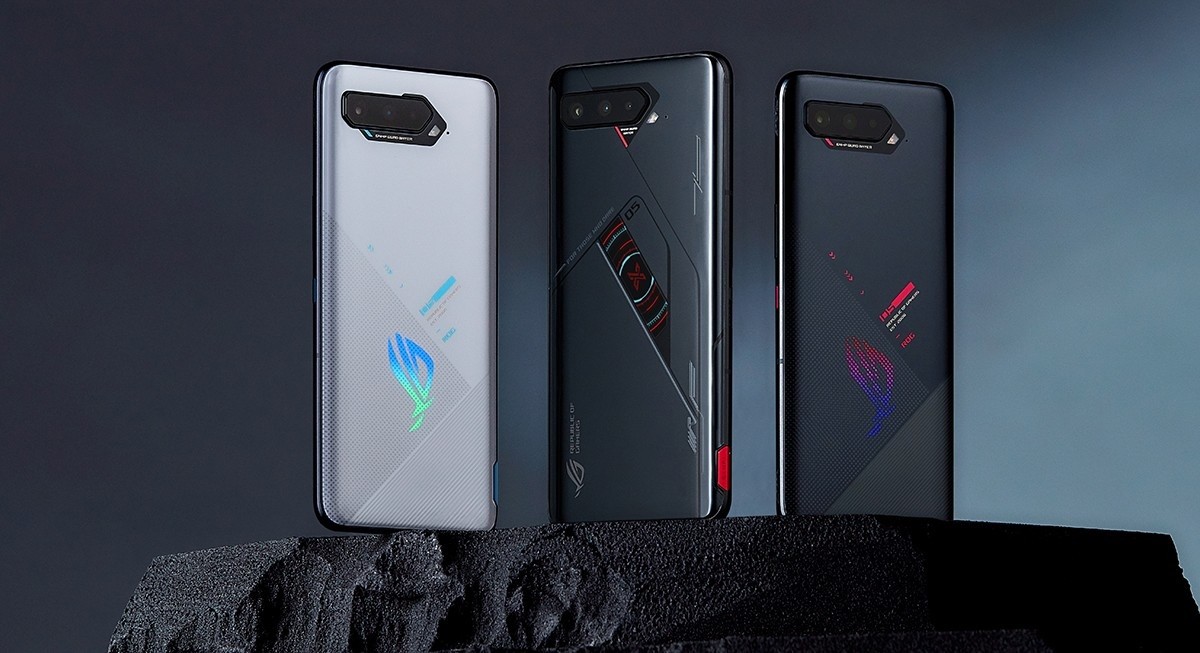 Asus ROG Phone 5s (in Storm White) and ROG Phone 5s Pro (in Phantom Black)