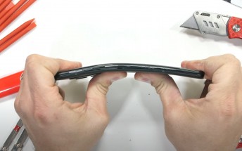 OnePlus 10 Pro snaps in half in bend test
