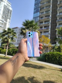 Realme 9 Pro+ Sunrise Blue version with Light Shift Design