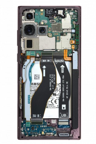 Samsung Galaxy S22 Ultra dan S22 dengan panel belakang dilepas;  Sumber: iFixit