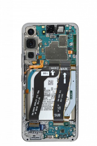 Samsung Galaxy S22 Ultra dan S22 dengan panel belakang dilepas;  Sumber: iFixit
