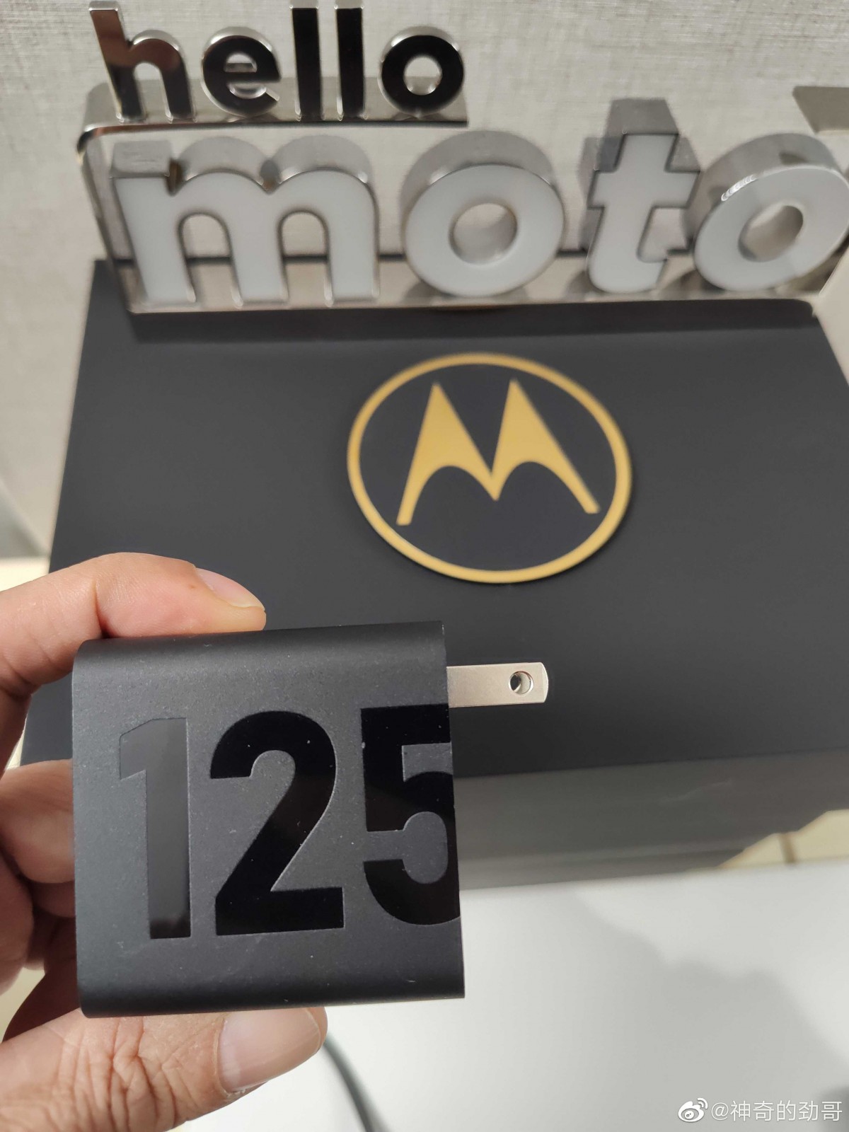 Motorola executive teases 125W charger