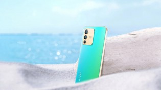 vivo V23 5G's rear glass changes color after a few minutes in the sun