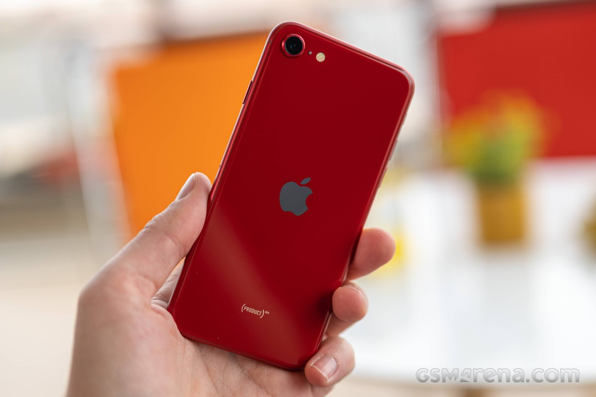 Iphone se 2022 обзоры. Iphone se 2022 Red. Se 2022. Айфон se 2022 красный. Айфон се 2022 64 ГБ.