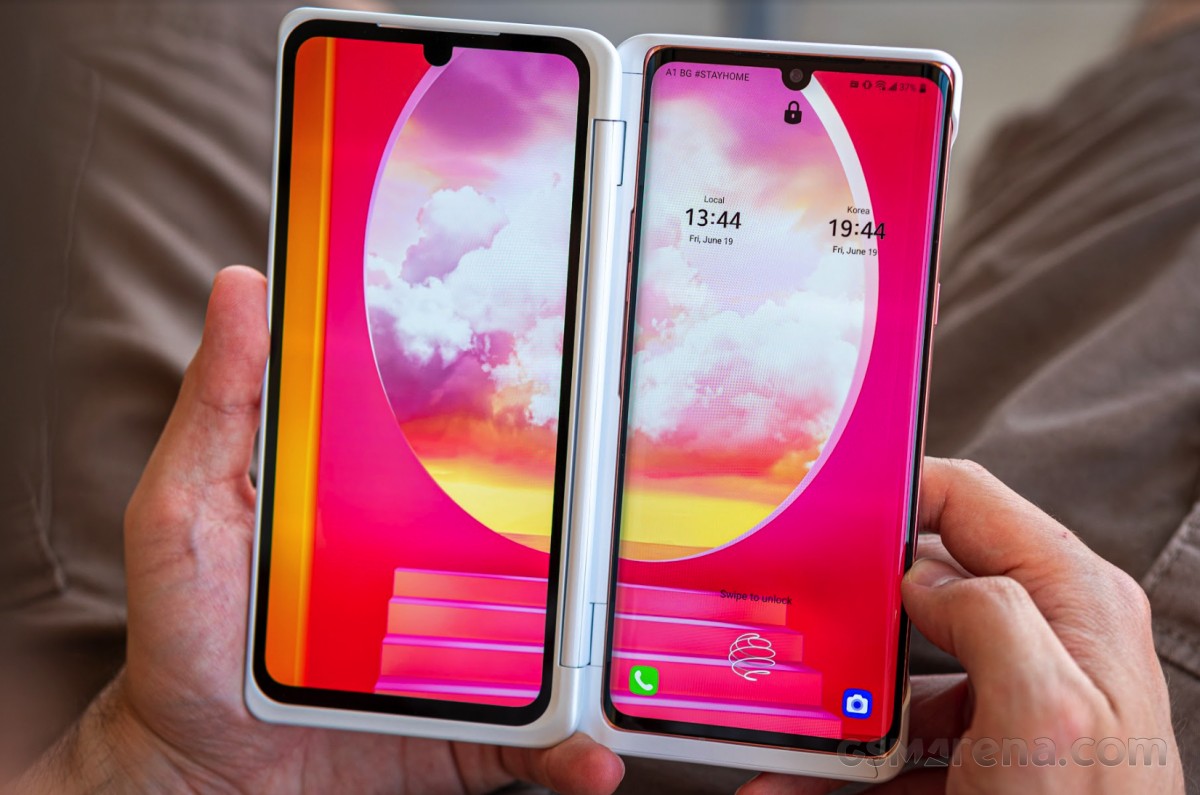 LG Velvet in the Dual Screen accessory