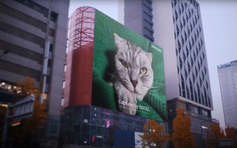 Samsung flexes its 200MP HP1 sensor by printing a cat billboard